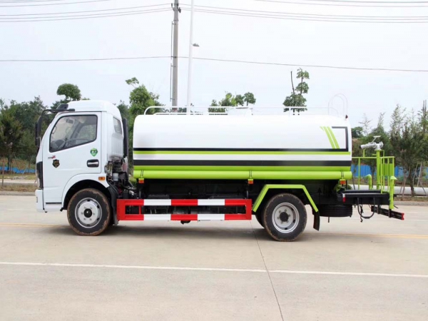 東風8方灑水車